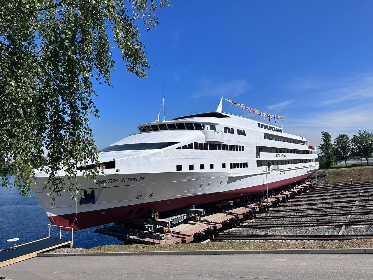 В Петербурге спустили на воду первое в России судно класса «река-море» для  Арктики