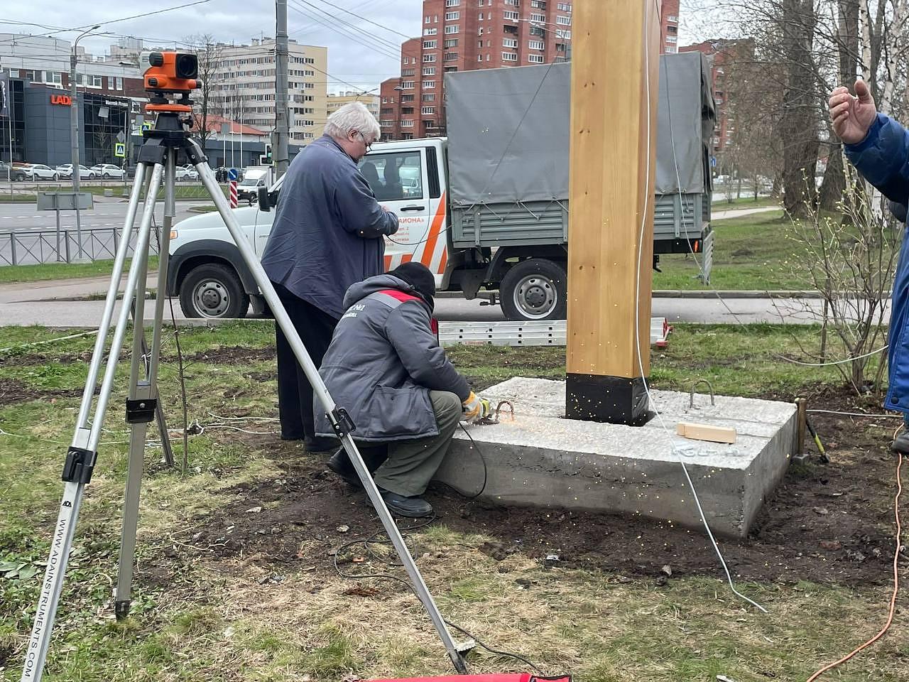 На Коломяжском проспекте продолжают монтировать Поклонный крест