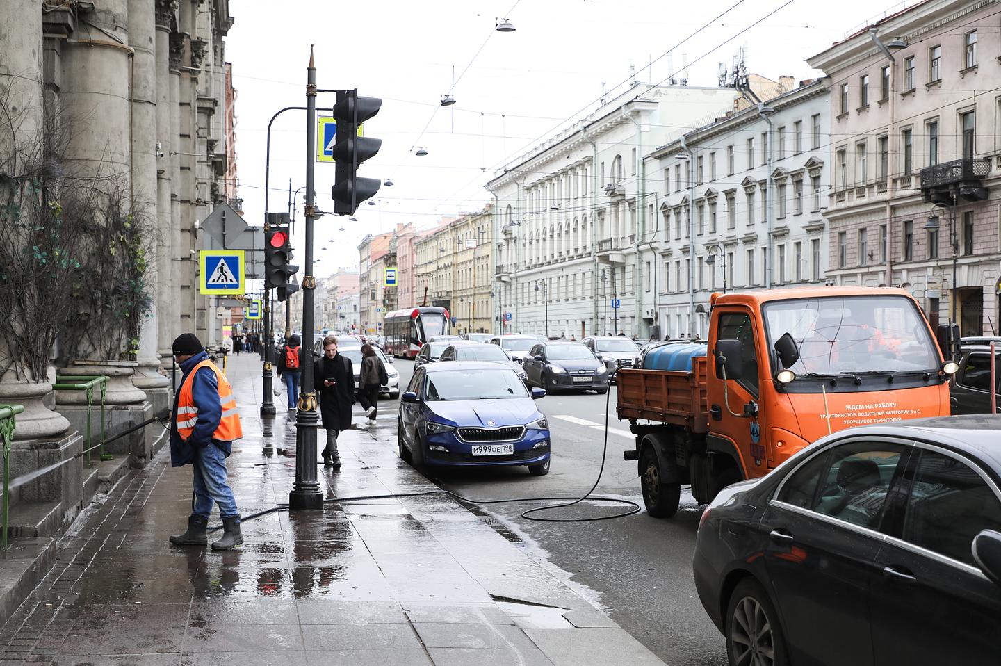 Дорожники Петербурга вернулись к весеннему режиму уборки